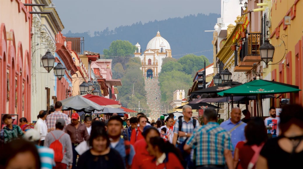 Iglesia de Guadalupe y también un grupo grande de personas