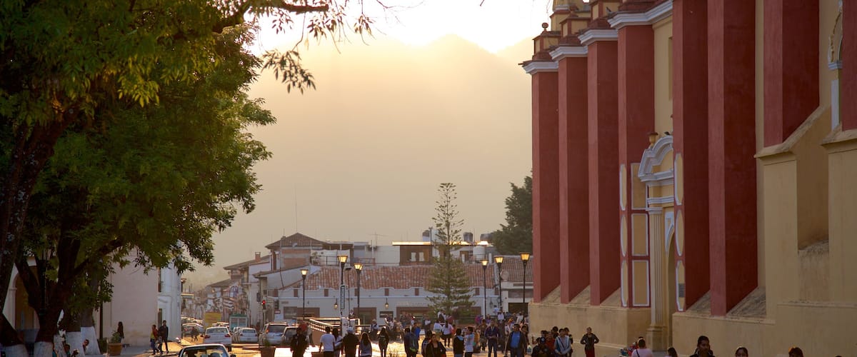Plaza de La Paz ofreciendo una puesta de sol y también un gran grupo de personas