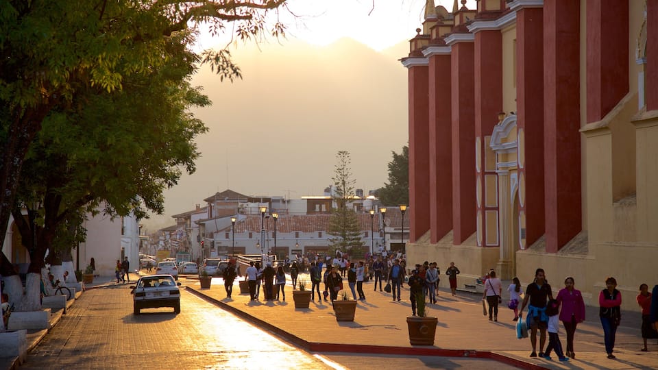 Plaza de La Paz joka esittää auringonlasku sekä suuri ryhmä ihmisiä