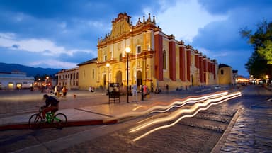 San Cristobal de las Casas Cathedral which includes heritage architecture and night scenes