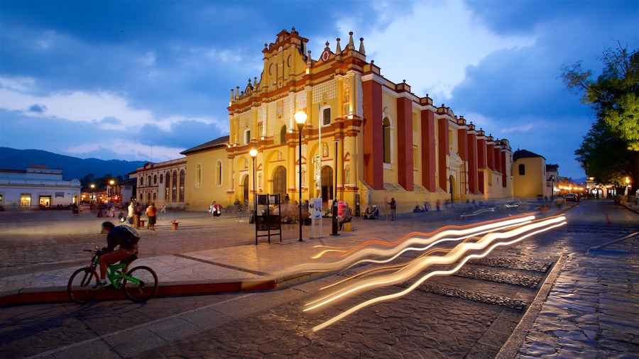 Catedral de San Cristóbal de las Casas ofreciendo patrimonio de arquitectura y escenas nocturnas