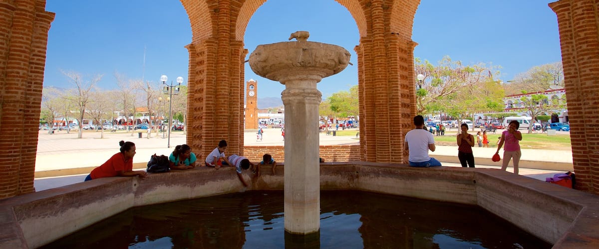 Chiapa de Corzo que incluye una fuente y vistas interiores y también un pequeño grupo de personas