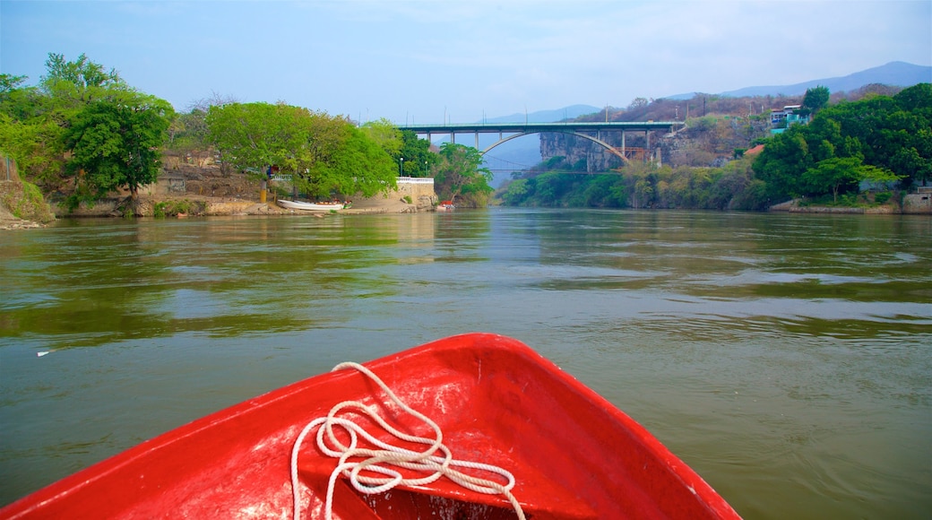 Parque Nacional Cañón del Sumidero mostrando paseos en lancha, un río o arroyo y un puente