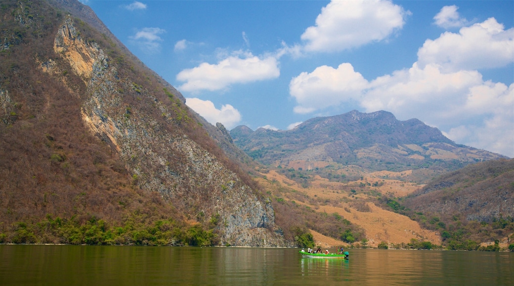 Parque Nacional Cañón del Sumidero que incluye escenas tranquilas, paseos en lancha y un río o arroyo