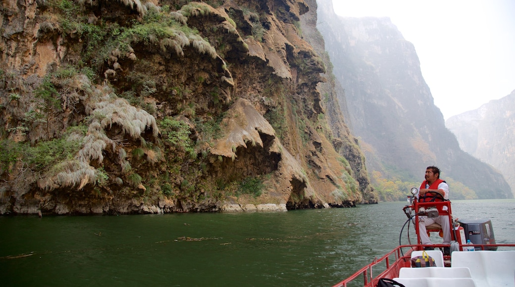 Parque Nacional Cañón del Sumidero que incluye paseos en lancha, un barranco o cañón y un río o arroyo