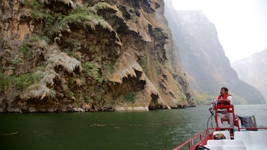 Parque Nacional Canon del Sumidero que inclui um desfiladeiro ou canyon, um rio ou córrego e canoagem