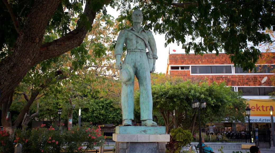 Iglesia Nuestra Señora del Carmen que inclui uma estátua ou escultura e um jardim