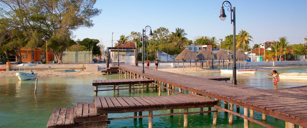 Isla Aguada ofreciendo una bahía o puerto