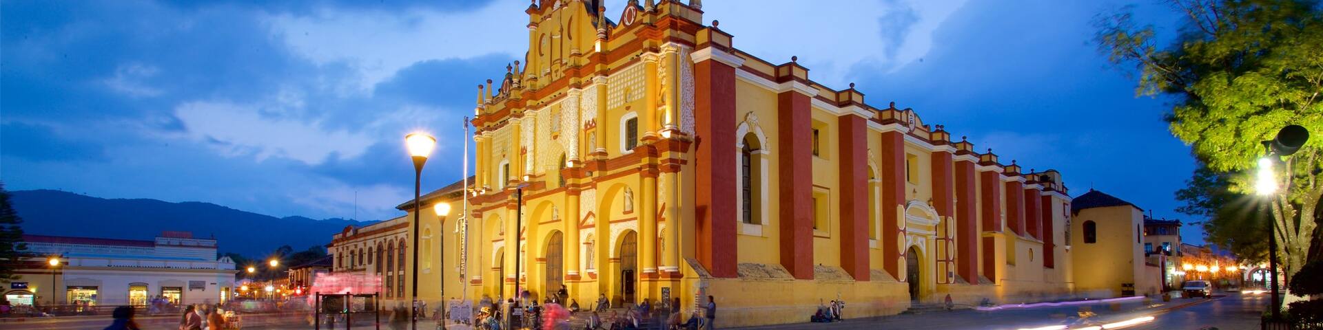 Catedral de San Cristóbal de las Casas que incluye escenas nocturnas y patrimonio de arquitectura
