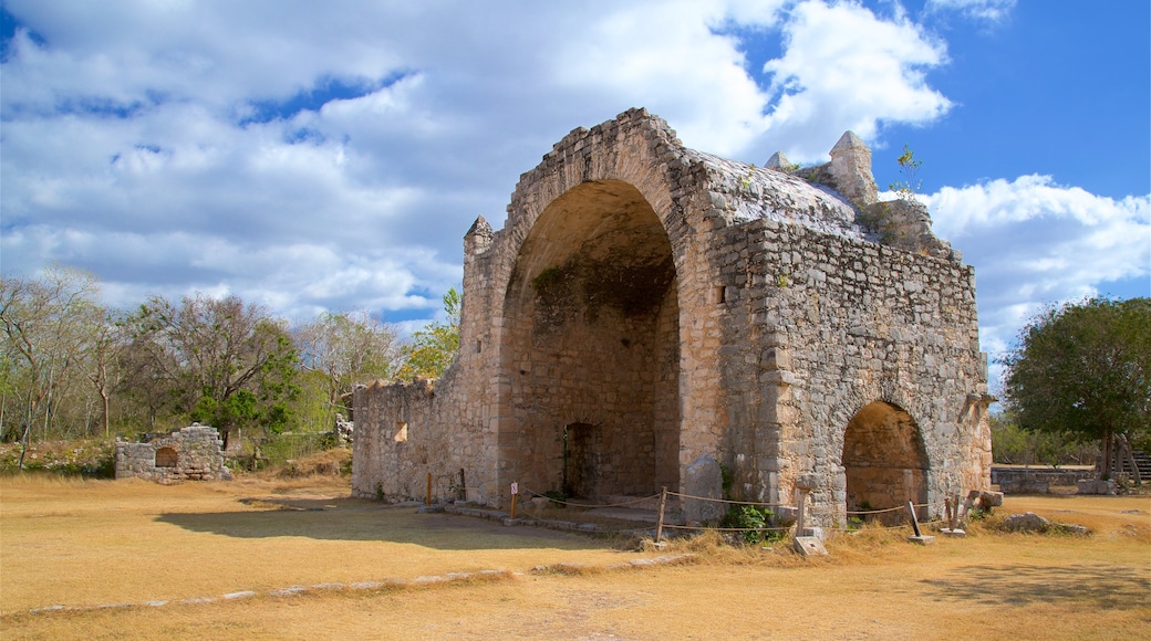 Dzibilchaltun Ruins which includes a ruin and heritage elements