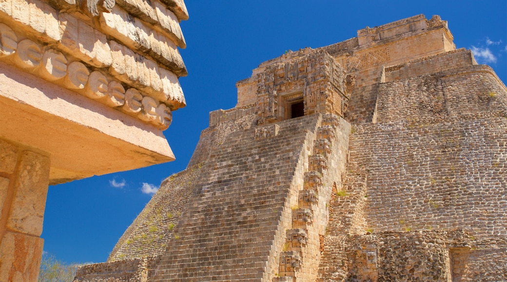 Pirámide del mago ofreciendo patrimonio de arquitectura