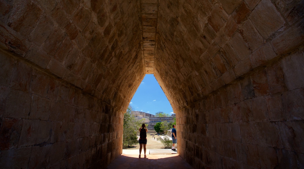 Archäologische Ausgrabungsstätte von Uxmal das einen Innenansichten sowie einzelne Frau