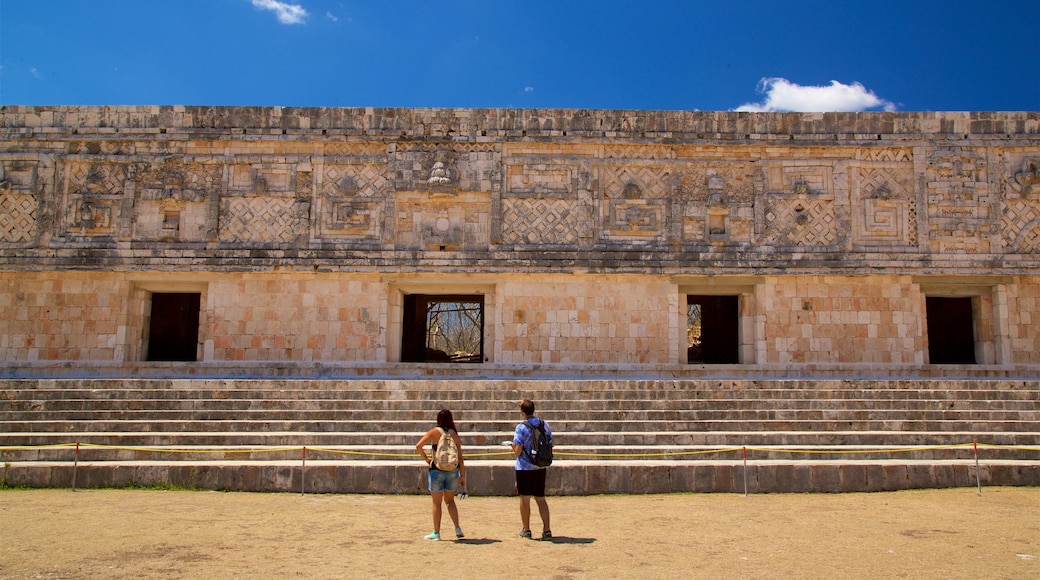 Uxmal Arkæologiske Sted som omfatter kulturarvsgenstande såvel som et par
