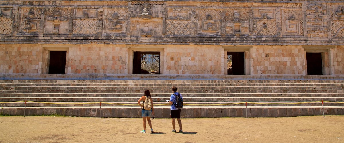 Sitio arqueológico de Uxmal mostrando elementos patrimoniales y también una pareja