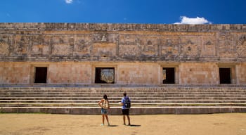 Site archéologique d\'Uxmal montrant patrimoine historique aussi bien que couple