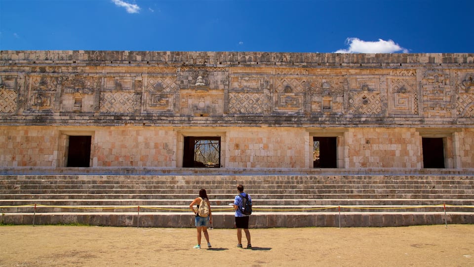 Sitio arqueológico de Uxmal ofreciendo elementos del patrimonio y también una pareja