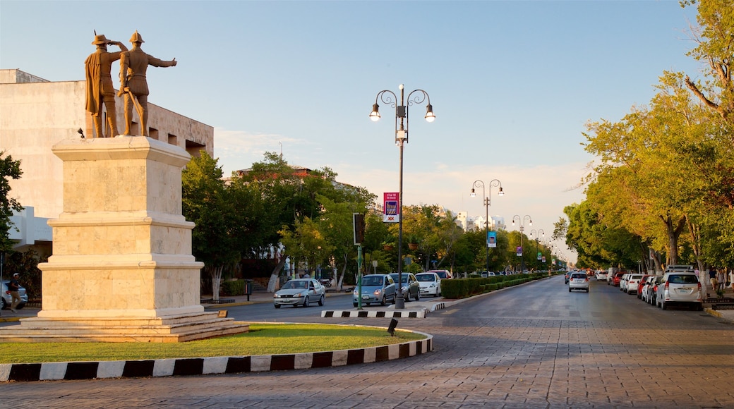 Paseo de Montejo mostrando una estatua o escultura y una puesta de sol