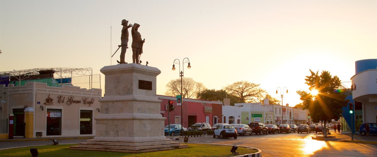 Paseo de Montejo que incluye una puesta de sol y una estatua o escultura