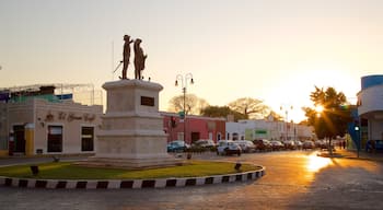 Paseo de Montejo mit einem Sonnenuntergang und Statue oder Skulptur