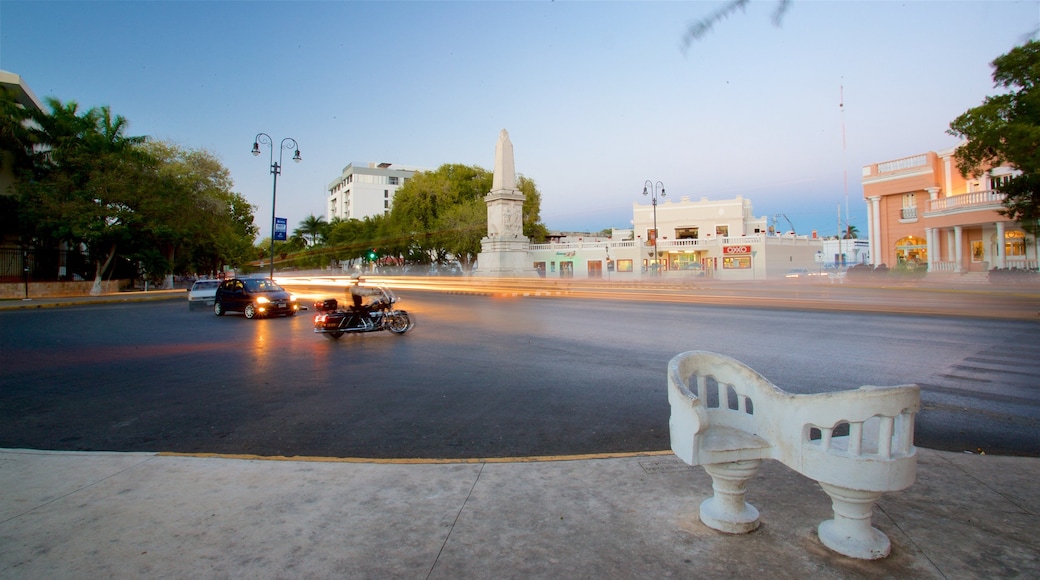 Paseo de Montejo ofreciendo una puesta de sol