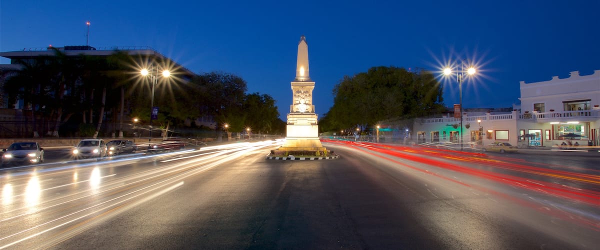 Paseo de Montejo ofreciendo escenas nocturnas y un monumento