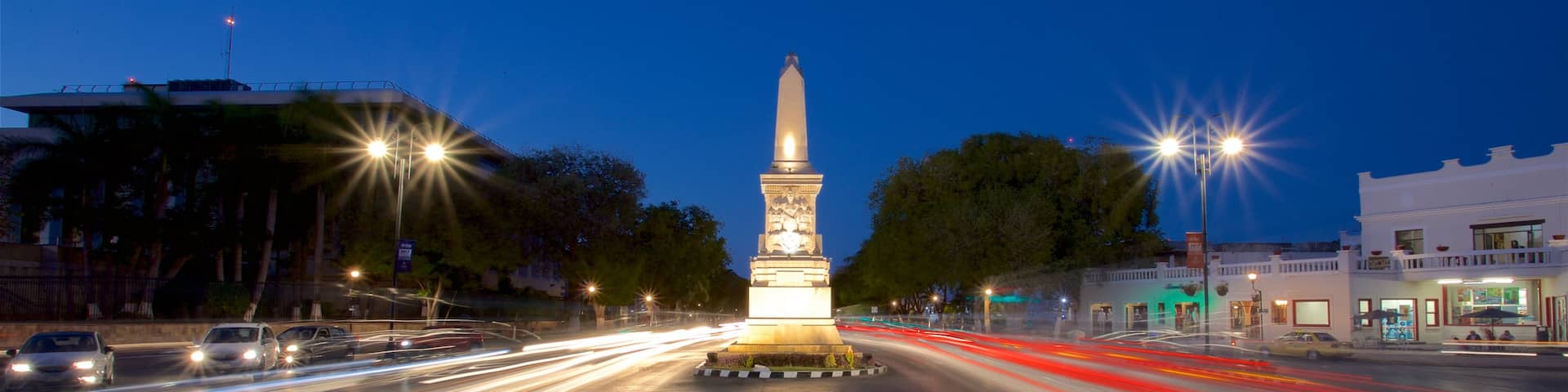 Paseo de Montejo showing a monument and night scenes