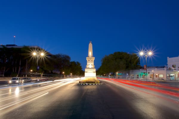 Paseo de Montejo mostrando paesaggio notturno e monumento