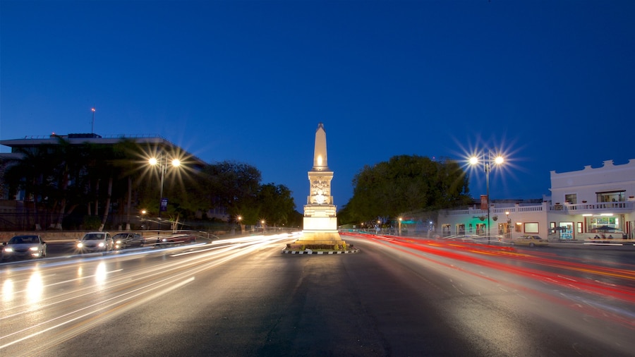 Paseo de Montejo mostrando paesaggio notturno e monumento