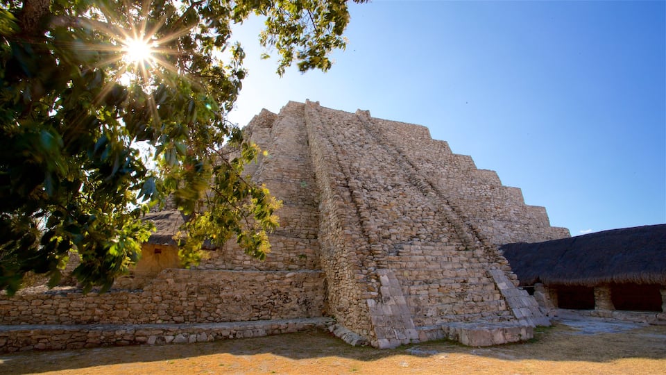 Maya-Ruinenstadt Mayapán welches beinhaltet historische Architektur
