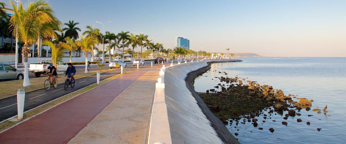 Malecón de Campeche mostrando una puesta de sol, ciclismo de carretera y vistas generales de la costa