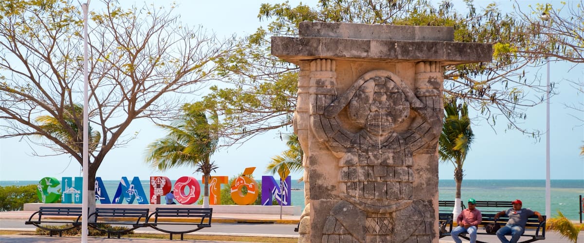 Champotón ofreciendo vistas generales de la costa, señalización y elementos del patrimonio
