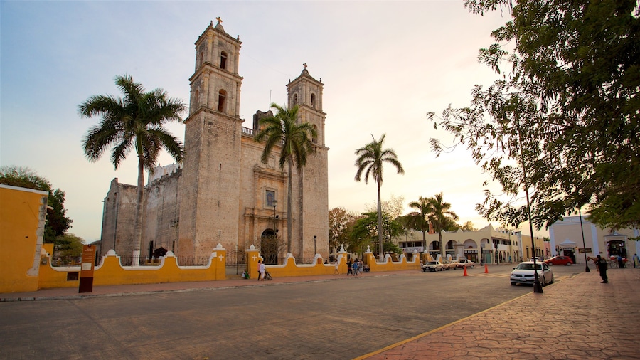 Catedral de San Gervasio que incluye una puesta de sol y patrimonio de arquitectura