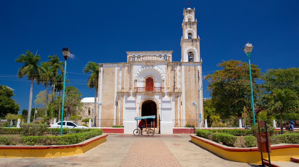 Calkiní que incluye una iglesia o catedral, un jardín y arquitectura patrimonial