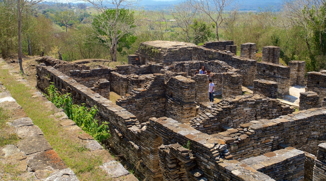 Tonina showing heritage architecture and building ruins as well as a small group of people