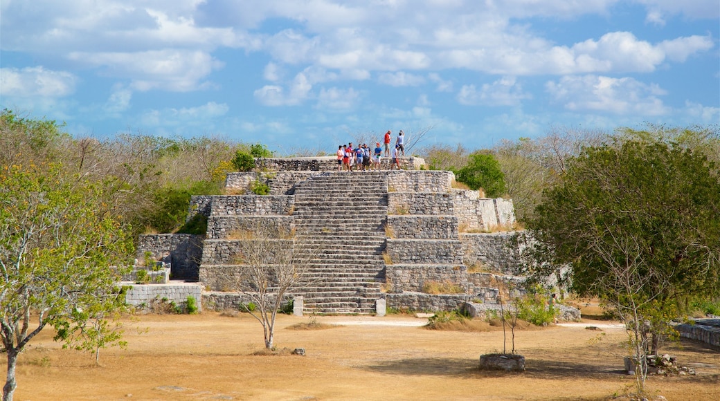 Dzibilchaltun Ruins showing heritage elements and tranquil scenes as well as a small group of people