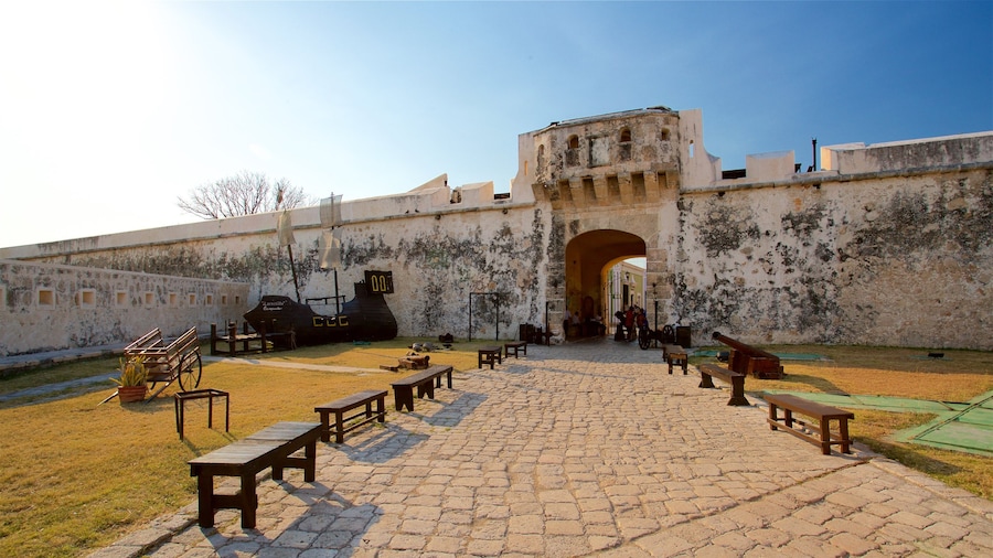 Puerta de Tierra featuring heritage elements and a park