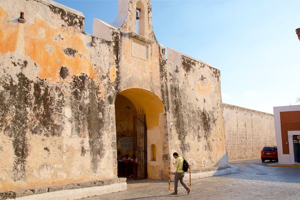 プエルタ デ ティエラ 表示 遺跡・遺産 及び 男性 (個人)