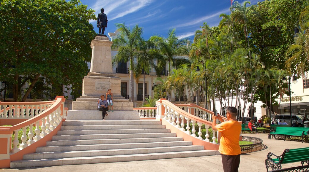 Parque Hidalgo ofreciendo una estatua o escultura y también una familia