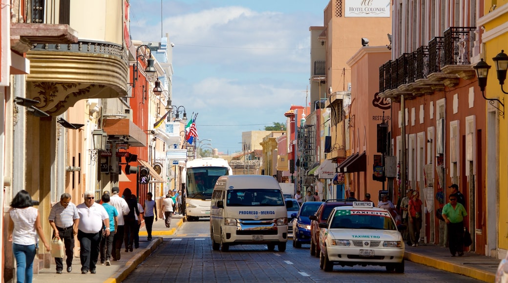 Plaza Grande y también un grupo pequeño de personas