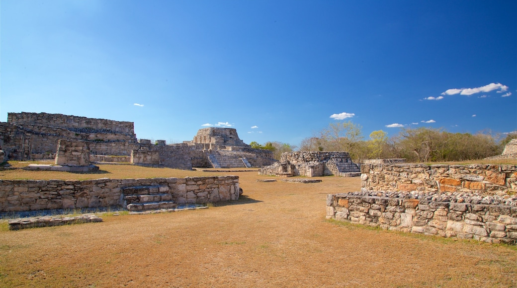 Maya-Ruinenstadt Mayapán das einen ruhige Szenerie und Geschichtliches