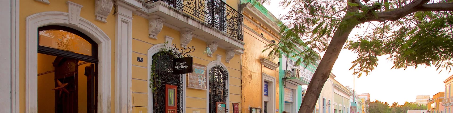 Casa Frederick Catherwood featuring a sunset