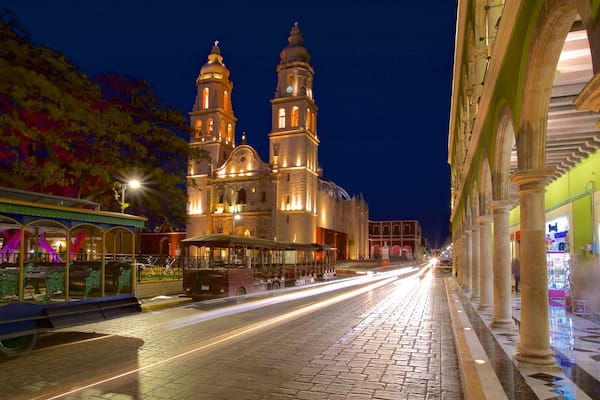 Kathedrale von Campeche das einen bei Nacht und historische Architektur