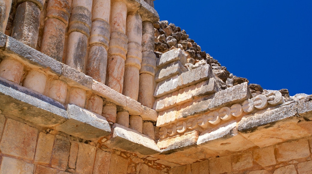 Sito Archeologico di Uxmal mostrando oggetti d\'epoca