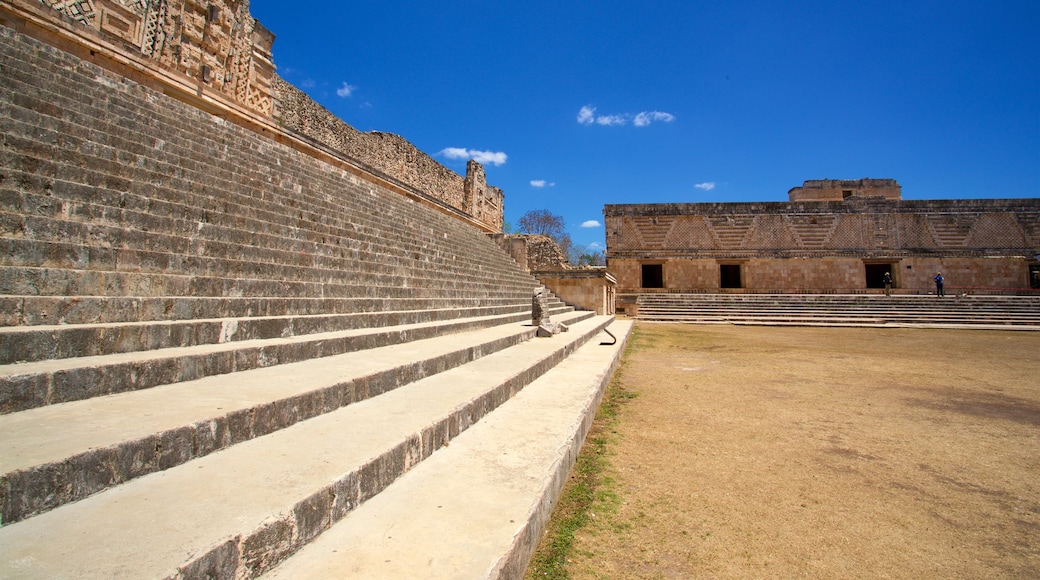 Sitio arqueológico de Uxmal que incluye arquitectura patrimonial