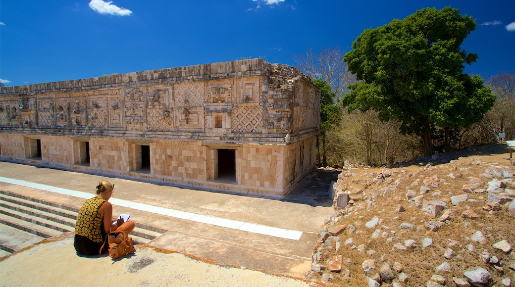 Sitio arqueológico de Uxmal mostrando arquitectura patrimonial y también una mujer