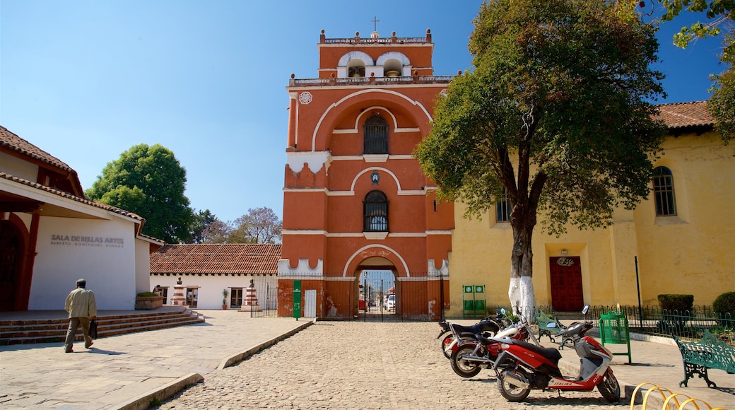 Arcos de Carmen que incluye elementos del patrimonio