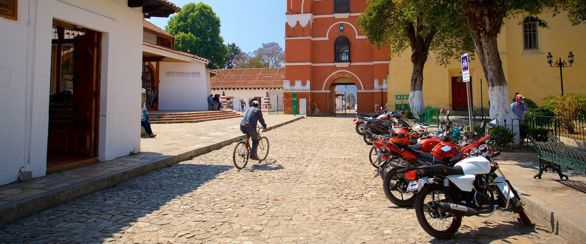 Arcos de Carmen que incluye elementos del patrimonio y ciclismo y también un hombre