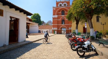 Église Arcos del Carmen montrant patrimoine historique et vélo aussi bien que homme