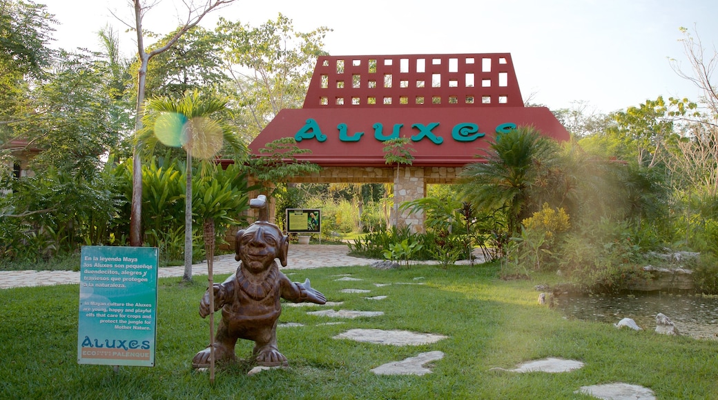 Parque ecológico de Aluxes ofreciendo señalización, animales del zoológico y un parque