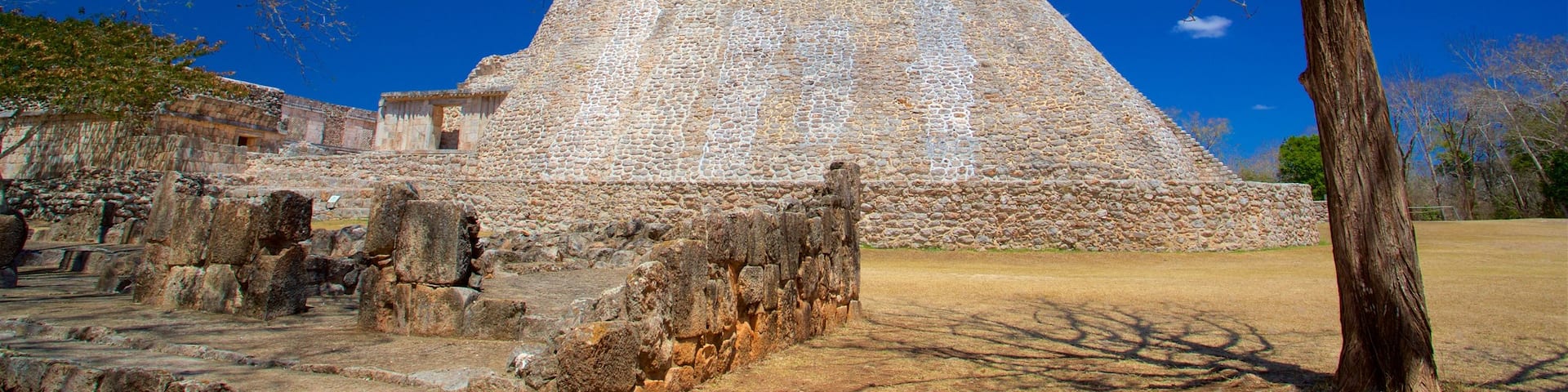 Pirámide del mago mostrando ruinas de edificios y patrimonio de arquitectura